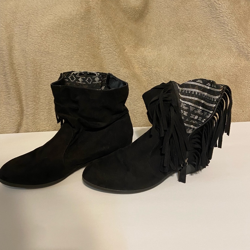 Black faux suede fringe Quipid ankle boots